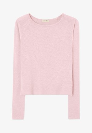Svetlo roza dolgi rokavi top z zaobljenim izrezom, mehak teksturiran material, krojena zasnova in šivani detajli vzdolž robov.