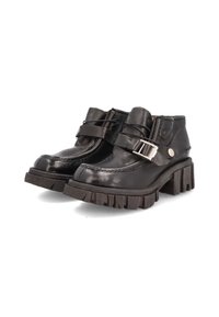 Botines de cuero negro con punta redondeada, correa ajustable con herrajes plateados y suela gruesa texturizada.
