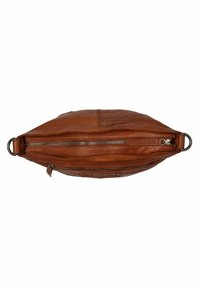 Bolso bandolera de cuero marrón con textura suave, cierre con cremallera y herrajes de metal. Presenta un compartimento interno y una forma ovalada y plana.