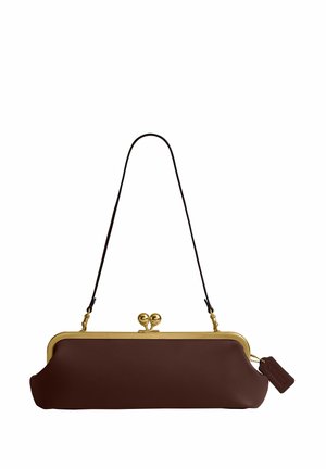 Sac à épaule en cuir marron avec cadre en métal doré et fermoir, fine bandoulière noire et petite étiquette attachée.