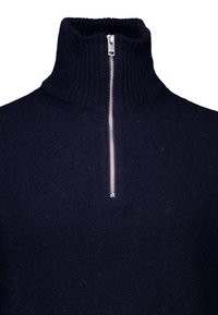 Marinefarbener Rollkragenpullover mit gerippter Textur, ausgestattet mit einem silbernen Reißverschluss am Hals und einer figurbetonten Silhouette.