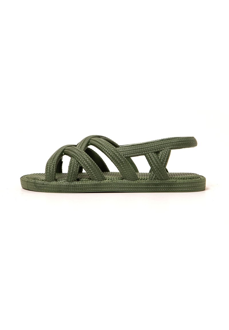 Grüne geflochtene flache Sandalen mit übereinanderliegenden Riemen und einer strukturierten Fußbett, entworfen für Komfort und Atmungsaktivität.