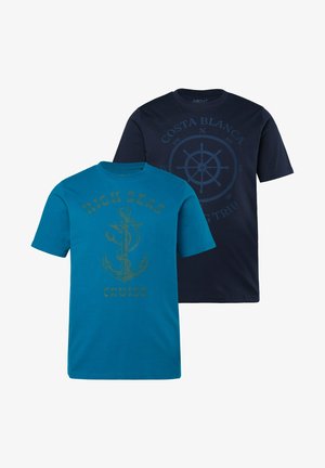 Twee katoenen t-shirts: een turquoise met een gouden ankerontwerp en de tekst "HIGH SEAS CRUISE", de andere marineblauw met een kompasgrafiek en tekst.