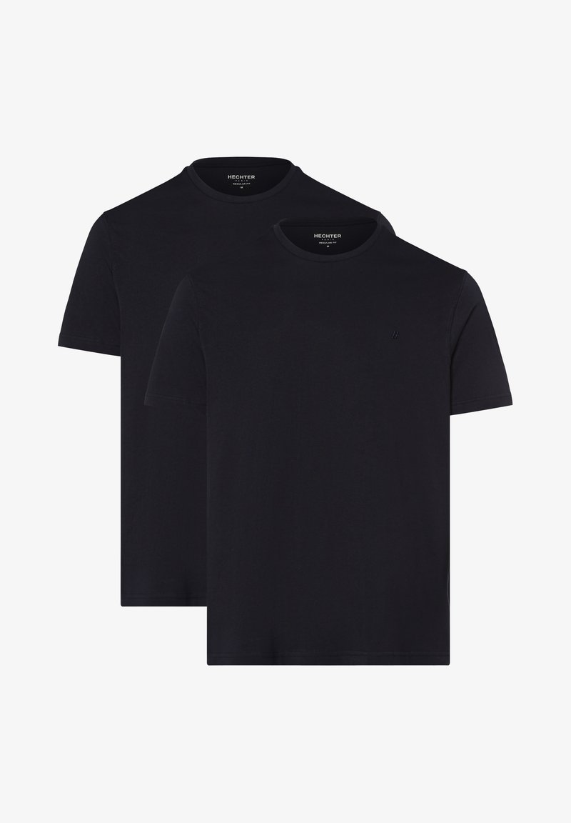 Dwie czarne t-shirty z okrągłym dekoltem, wykonane z bawełny, z krótkimi rękawami i małym logo na piersi. Gładka faktura, prosty design.