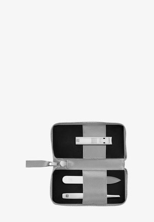 Borsa in pelle grigia con zip contenente strumenti per manicure in acciaio inossidabile: tagliaunghie, pinzette e due lime per unghie. Tessuto interno nero.