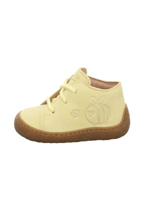 Gelbes Wildlederschuh für Kinder mit brauner Gummisohle, ausgestattet mit einem geprägten Design von Biene und Blume, runder Zehenform und Schnürverschluss.