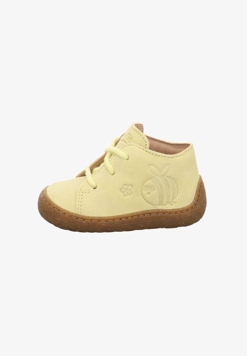 Geel suede kinderschoen met een bruine rubberen zool, voorzien van een reliëfontwerp van een bij en een bloem, ronde neus en vetersluiting.