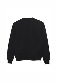 Felpa nera con collo rotondo, maniche lunghe, polsini e orlo a costine. Include strisce bianche accentate sui polsini. Tessuto liscio.