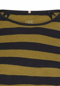 Nahaufnahme eines schwarz-olivgrün gestreiften Stoffes mit Rundhalsausschnitt und kleinem Logo innen am Kragen.