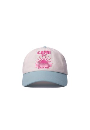 Gorra de béisbol blanca y azul claro con bordado rosa que muestra un sol, el texto "CAPRI ITALIA" y "DOLCE VITA" en el frente.