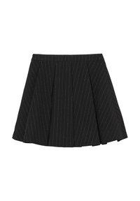 Mini-jupe plissée noire avec des rayures verticales blanches, dotée d'une taille structurée et d'une texture lisse, conçue pour une silhouette ajustée.