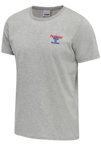 Jasnoszara bawełniana koszulka z krótkim rękawem z małym czerwono-niebieskim logo "hummel" na lewej piersi oraz okrągłym dekoltem.