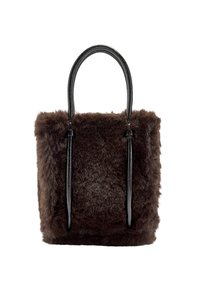 Brązowa torba typu tote z futrzanym materiałem imitującym futro oraz czarnymi, gładkimi skórzanymi uchwytami. Kwadratowy kształt z miękką teksturą i minimalistycznym designem, odpowiednia na codzienne użycie.