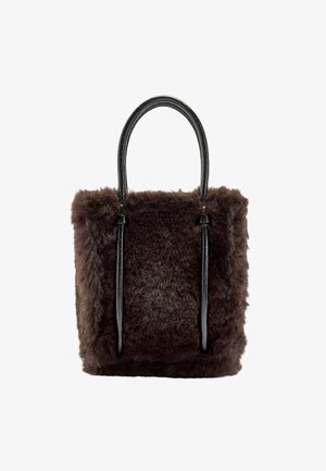 Brązowa torba typu tote z futrzanym materiałem imitującym futro oraz czarnymi, gładkimi skórzanymi uchwytami. Kwadratowy kształt z miękką teksturą i minimalistycznym designem, odpowiednia na codzienne użycie.