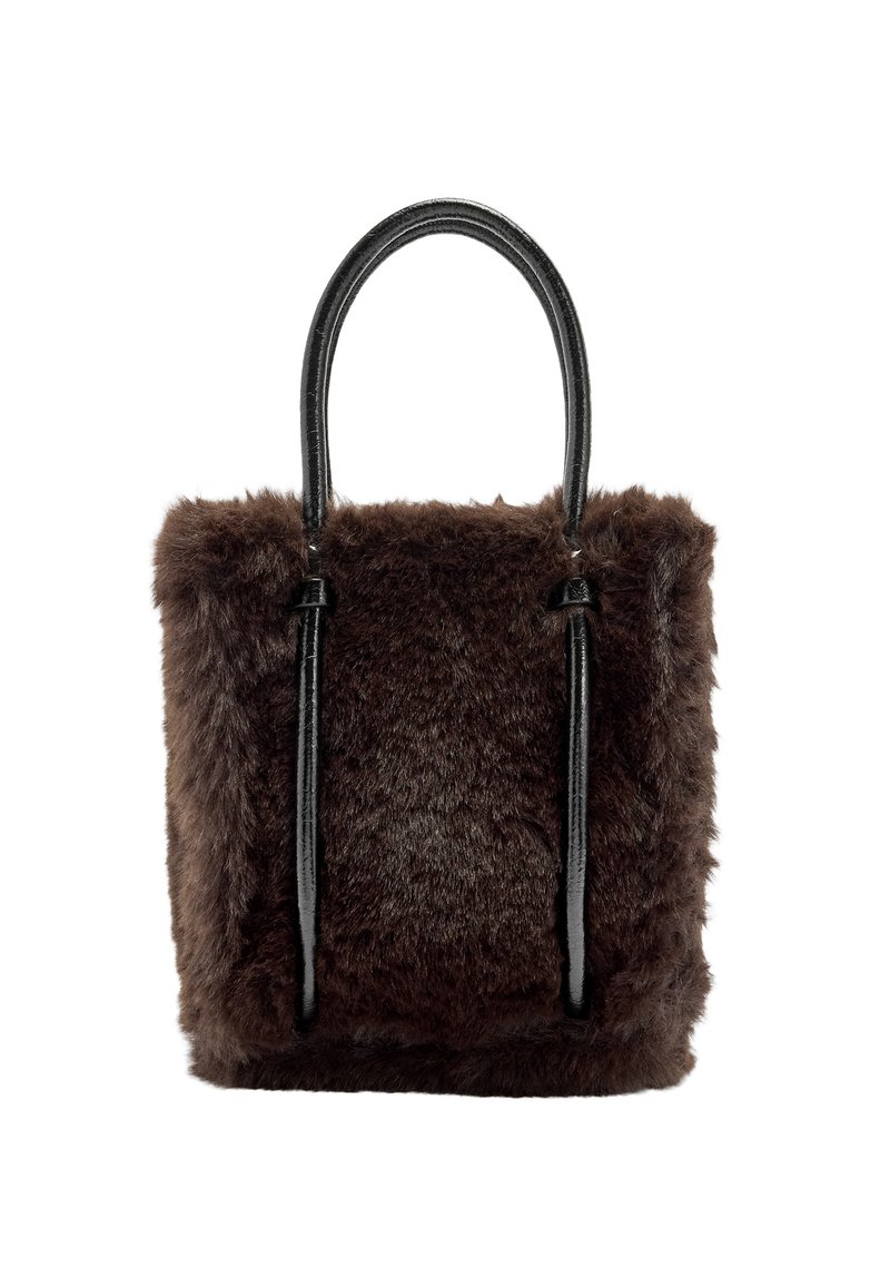 Brązowa torba typu tote z futrzanym materiałem imitującym futro oraz czarnymi, gładkimi skórzanymi uchwytami. Kwadratowy kształt z miękką teksturą i minimalistycznym designem, odpowiednia na codzienne użycie.