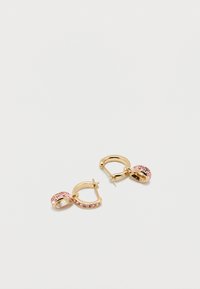 Χρυσά σκουλαρίκια κρίκοι με ροζ πέτρες τοποθετημένες κατά μήκος των κρίκων και ροζ μαργαριταρένια κρεμαστά στοιχεία σε σχήμα σταγόνας που κρέμονται από κάθε κρίκο.