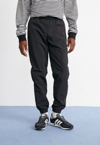 adidas Originals - TRACK PANT - Trainingsbroek - black Miniatuurafbeelding 1