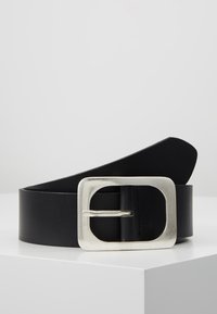 Cinturón de cuero negro con una hebilla rectangular de metal plateado y una textura suave, con un extremo ahusado y detalles de costura.