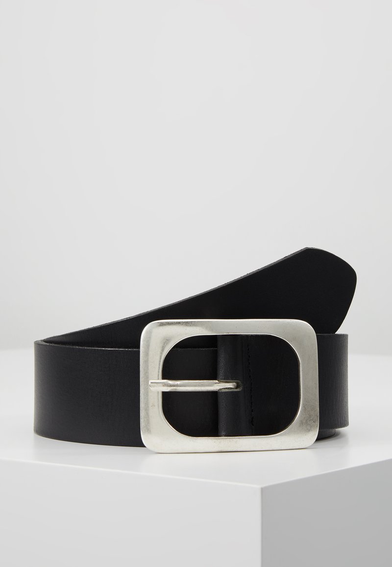 Cinturón de cuero negro con una hebilla rectangular de metal plateado y una textura suave, con un extremo ahusado y detalles de costura.