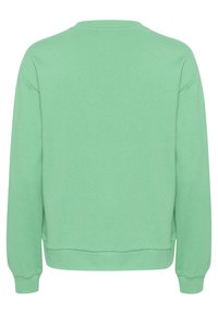 Sudadera verde con cuello redondo, mangas largas y puños y dobladillo acanalados. La tela parece suave y texturizada, sin patrones visibles.