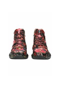 Vysoké tenisky s květinovým vzorem v červené, růžové a zelené barvě, s černými akcenty, textilním svrškem a černou gumovou podrážkou.
