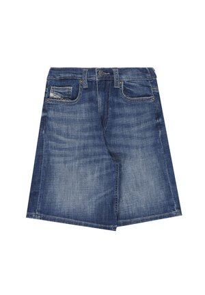 Pantaloncini in denim blu fino al ginocchio con tasche frontali, chiusura con bottoni e sottili dettagli sbiaditi sul tessuto.