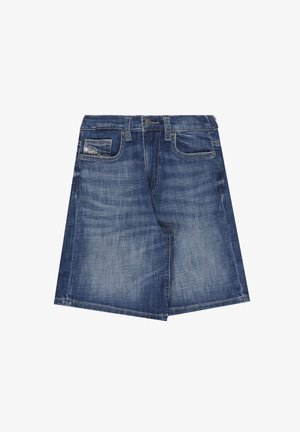 Pantalones cortos vaqueros azules hasta la rodilla con bolsillos delanteros, cierre de botones y detalles sutiles desgastados en la tela.