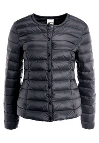 Černá lehká péřová bunda s kulatým límcem, cvokovými knoflíky a bočními kapsami na zip; prošívaný design s horizontálními pruhy.