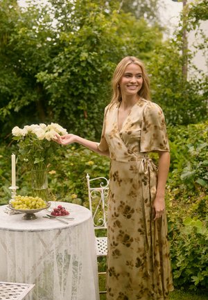 Kaffe, KASADIE WRAP - Robe de cocktail - dusty champagne brown flowers