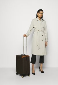 MICHAEL Michael Kors TRAVEL HARDCASE TROLLEY - Ratastega kohver - brown/acorn