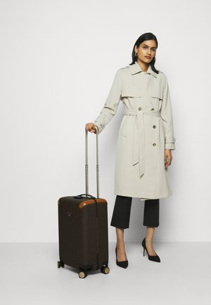 TRAVEL HARDCASE TROLLEY - Matkalaukku - brown/acorn