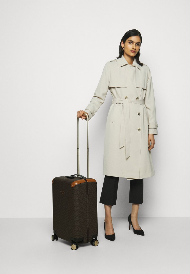 MICHAEL Michael Kors TRAVEL HARDCASE TROLLEY - Ratastega kohver - brown/acorn