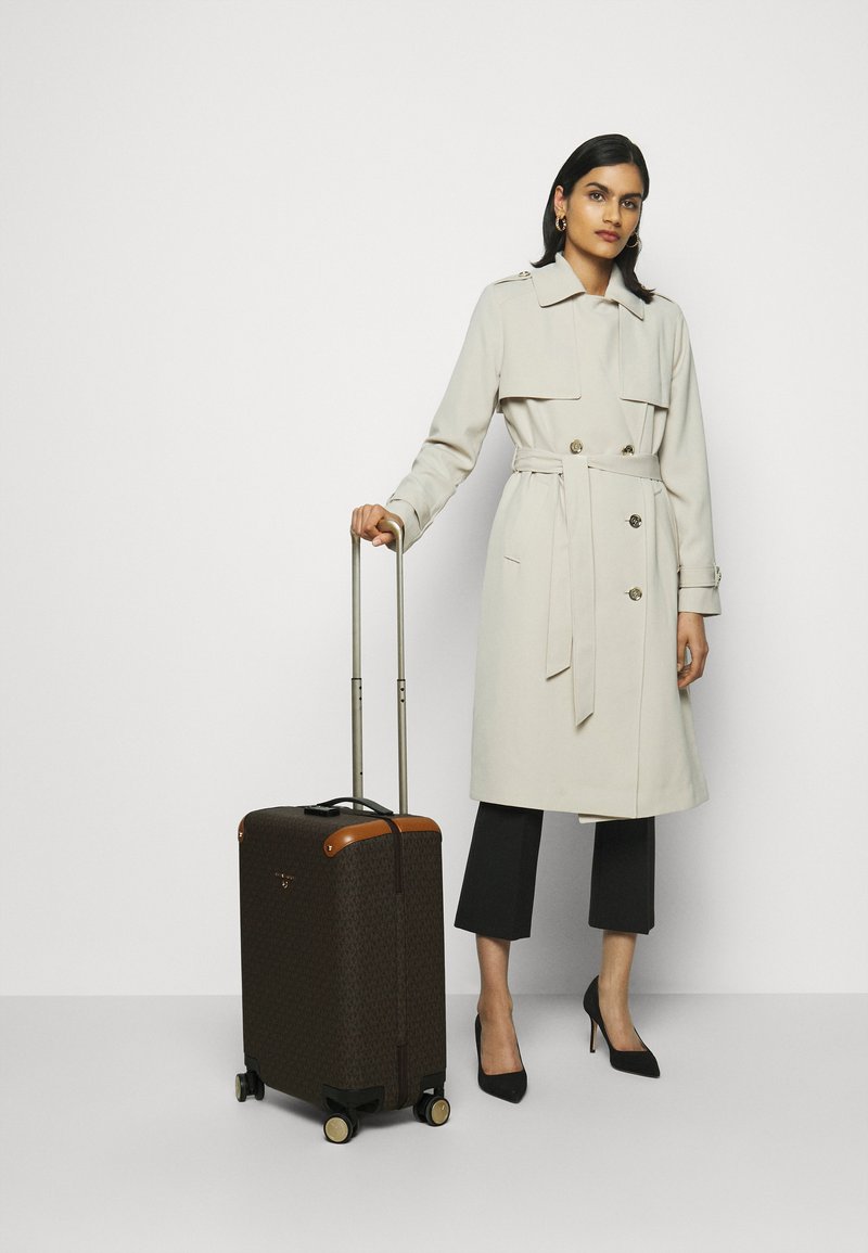 MICHAEL Michael Kors - TRAVEL HARDCASE TROLLEY - Gurulós bőrönd - brown/acorn, Nagyítás