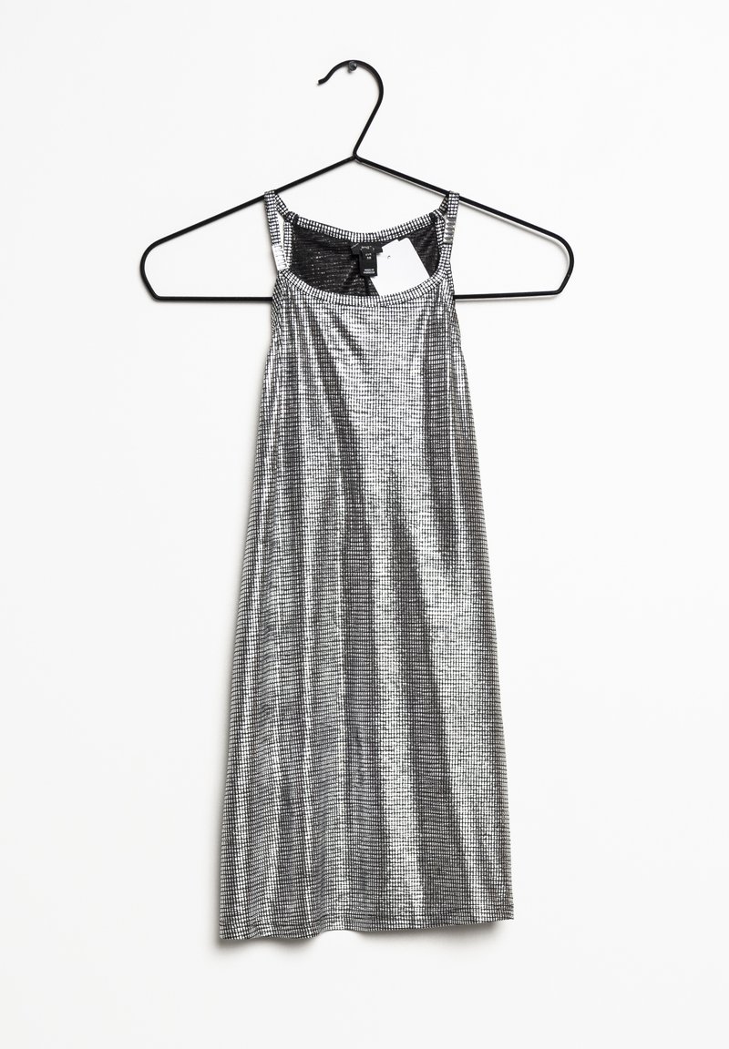 Robe sans manches argentée brillante avec un motif à carreaux suspendue sur un cintre noir sur fond blanc.