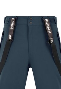 Pantalon bleu foncé avec des bretelles noires étiquetées "Protest,", comprenant deux boutons et des poches latérales zippées.