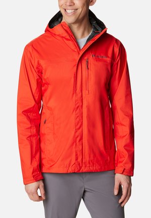 Rote leichte Jacke mit Kapuze, mit Reißverschluss versehene Brusttasche und Seitentaschen; strukturierter Stoff, konzipiert für den Einsatz im Freien.