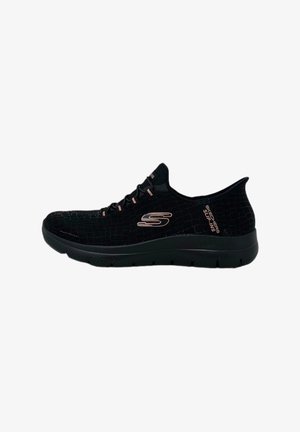 Zapatos deportivos negros con una superficie texturizada, que cuentan con una suela acolchada y un logo discreto. Diseño con cordones y acentos en contraste.