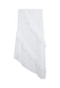 Jupe en dentelle blanche avec un design en couches présentant des volants le long du bord diagonal, un motif floral texturé et une forme asymétrique.