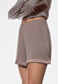 Shorts van zachte, lichtgewicht stof in een gedimd mauve kleur, met een ontspannen pasvorm en een subtiele opgevouwen manchetdetail.