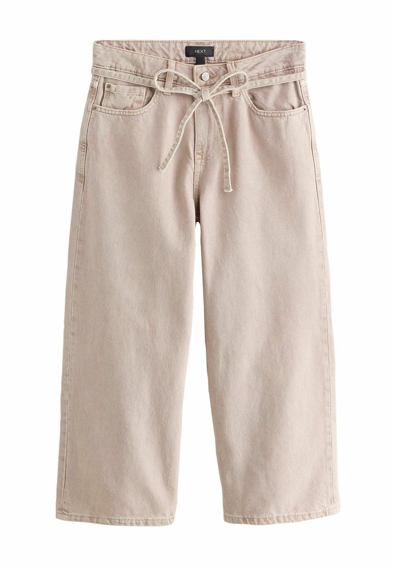 Bézs színű, bőszárú nadrág elülső zsebekkel, övhurkokkal, megkötős szövetövvel és gombos záródással, farmer anyagból készült.