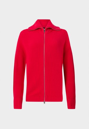 Pull en tricot rouge avec un col montant, fermeture éclair sur toute la longueur, texture côtelée et manches longues. Présente un design ajusté et des poignets larges.