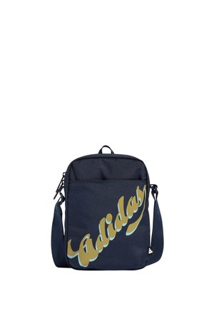 Borsa a tracolla nera con tracolla regolabile e grande logo "adidas" in corsivo giallo e azzurro chiaro sulla tasca frontale.