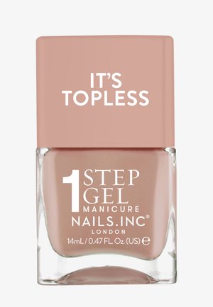 Nagellakfles met een vierkante glazen basis en een ronde roze dop. Het etiket zegt "1 STEP GEL MANICURE NAILS.INC LONDON," kleurnaam: "IT'S TOPLESS."