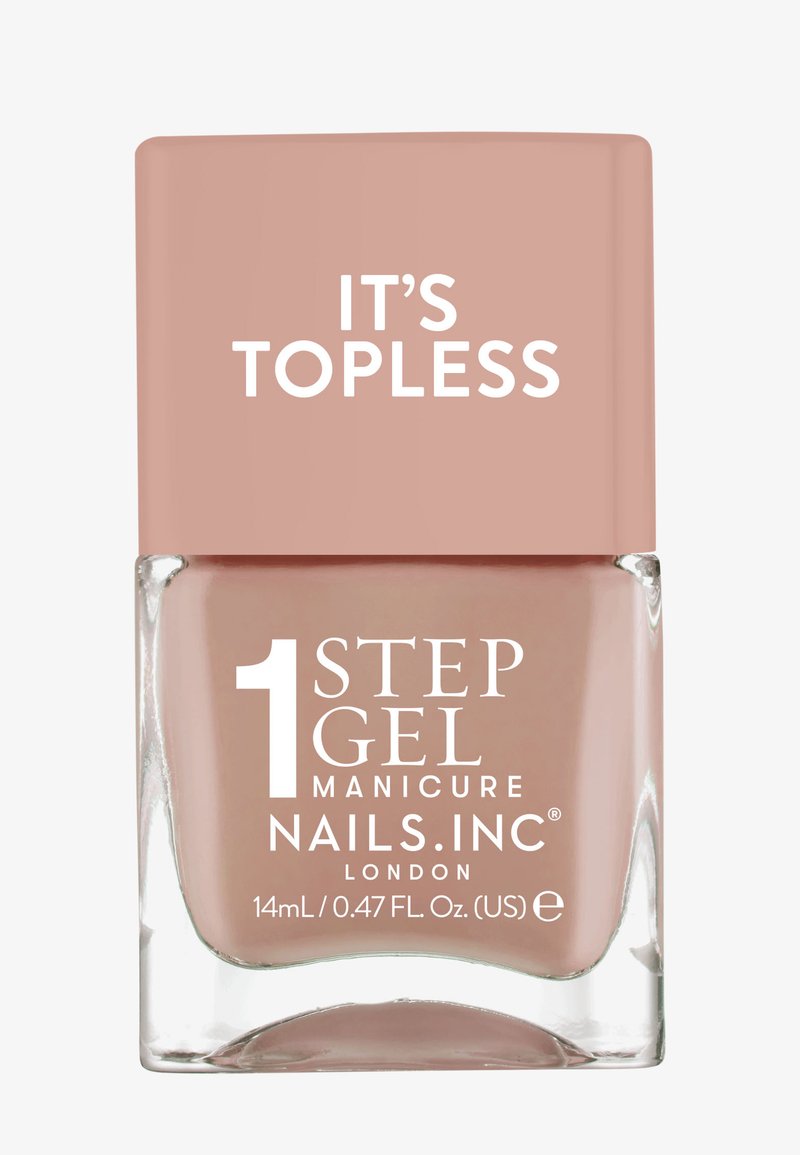 Nagellackflaska med en fyrkantig glasbas och ett rundat rosa lock. Etiketten lyder "1 STEP GEL MANICURE NAILS.INC LONDON," nyansnamn: "IT'S TOPLESS."