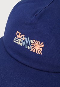 Mørkeblå caps laget av glatt stoff, med flerfargede broderte mønstre på frontpanelet og ventilert topp.