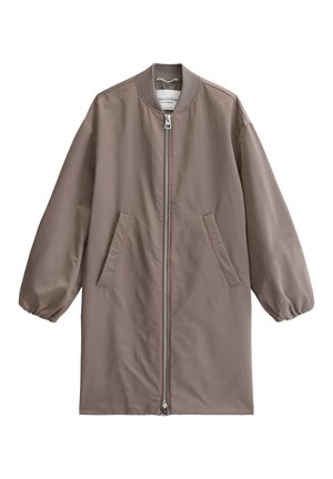 Taupe langer Bombermantel mit geripptem Kragen, Frontreißverschluss, zwei schrägen Taschen und elastischen Bündchen.