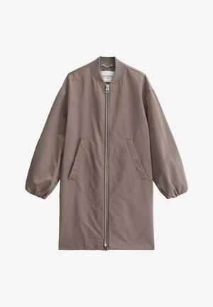 Taupe langer Bombermantel mit geripptem Kragen, Frontreißverschluss, zwei schrägen Taschen und elastischen Bündchen.