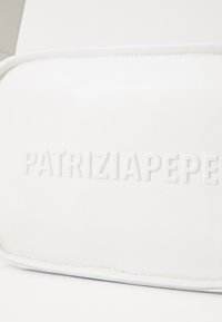 Bolso de piel blanca con el logo embosado "PATRIZIAPEPE", textura suave y costuras sutiles a lo largo de los bordes.