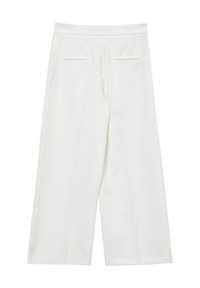 Pantaloni bianchi a gamba larga in tessuto morbido, dotati di due tasche posteriori e una vita pulita, progettati per una vestibilità comoda.