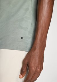 Thumbnail Image 6
